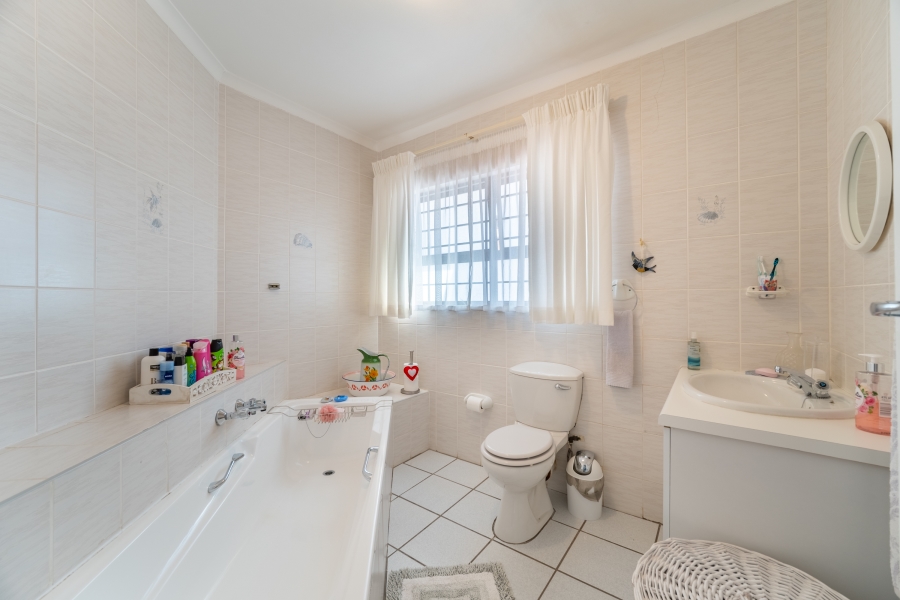 7 Bedroom Property for Sale in Wavecrest Eastern Cape